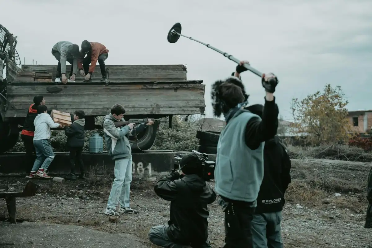 Troupe cinematografica al lavoro su un set di produzione